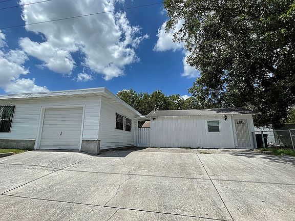 3rd image of 301 Rosebud Ln
