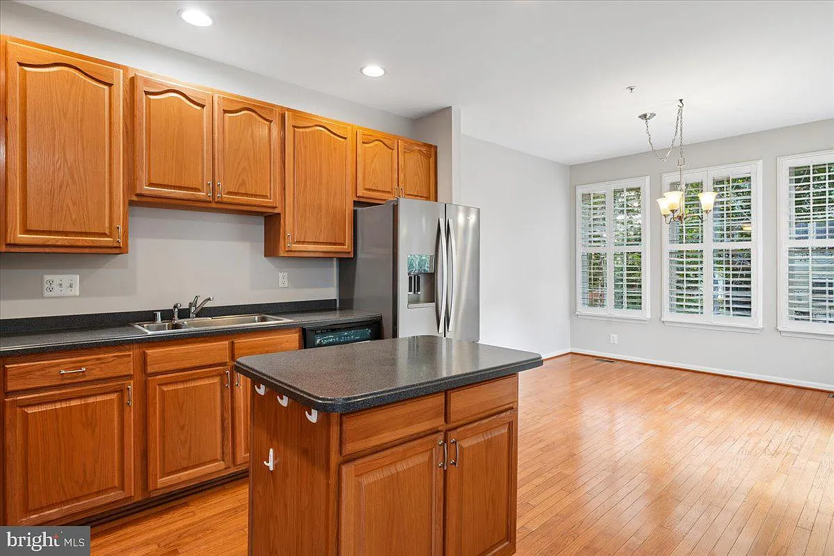 3 bed, 2.5 bath, 2076 sqft, $3,200 — Photo 4