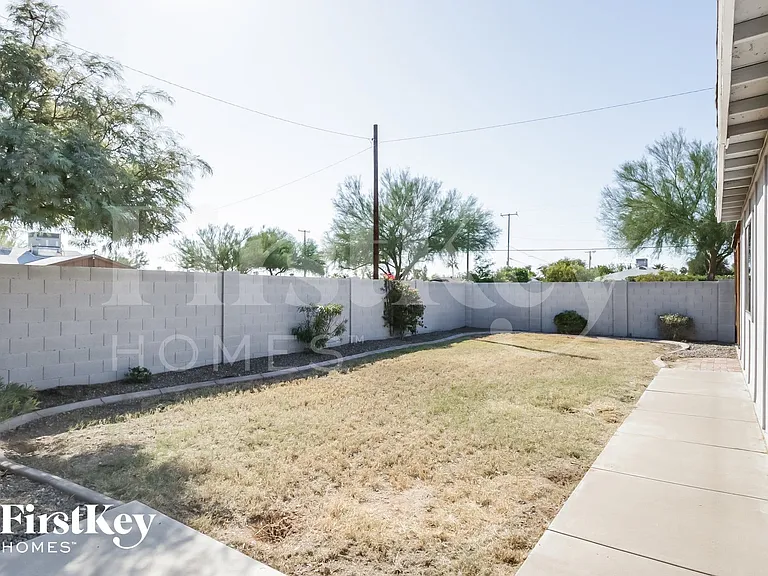 1001 E Seldon Ln — Photo 15