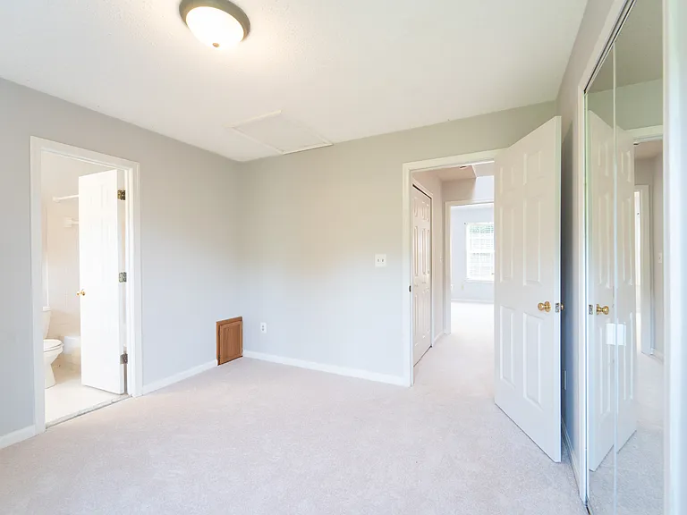 413 Lakeview Ct — Photo 32