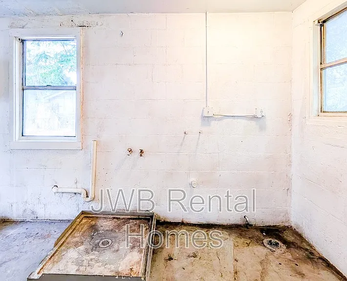 347 W 23rd St — Photo 14