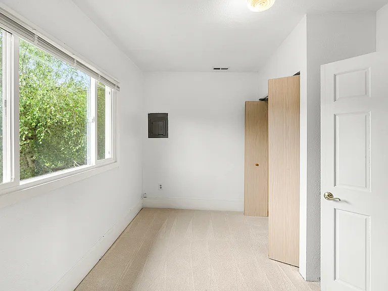 201 E 3rd St #2 — Photo 10