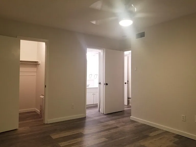 3437 Lovers Ln #C — Photo 11