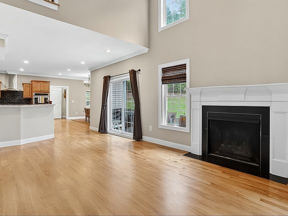 3rd image of 32 Bissonnette Cir