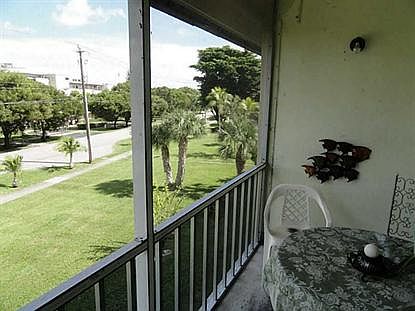 5th image of 1400 NE 191st St APT 303