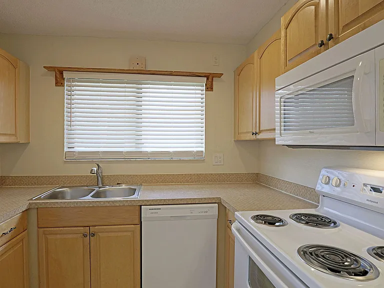 1420 Park Shore Cir #3 — Photo 7