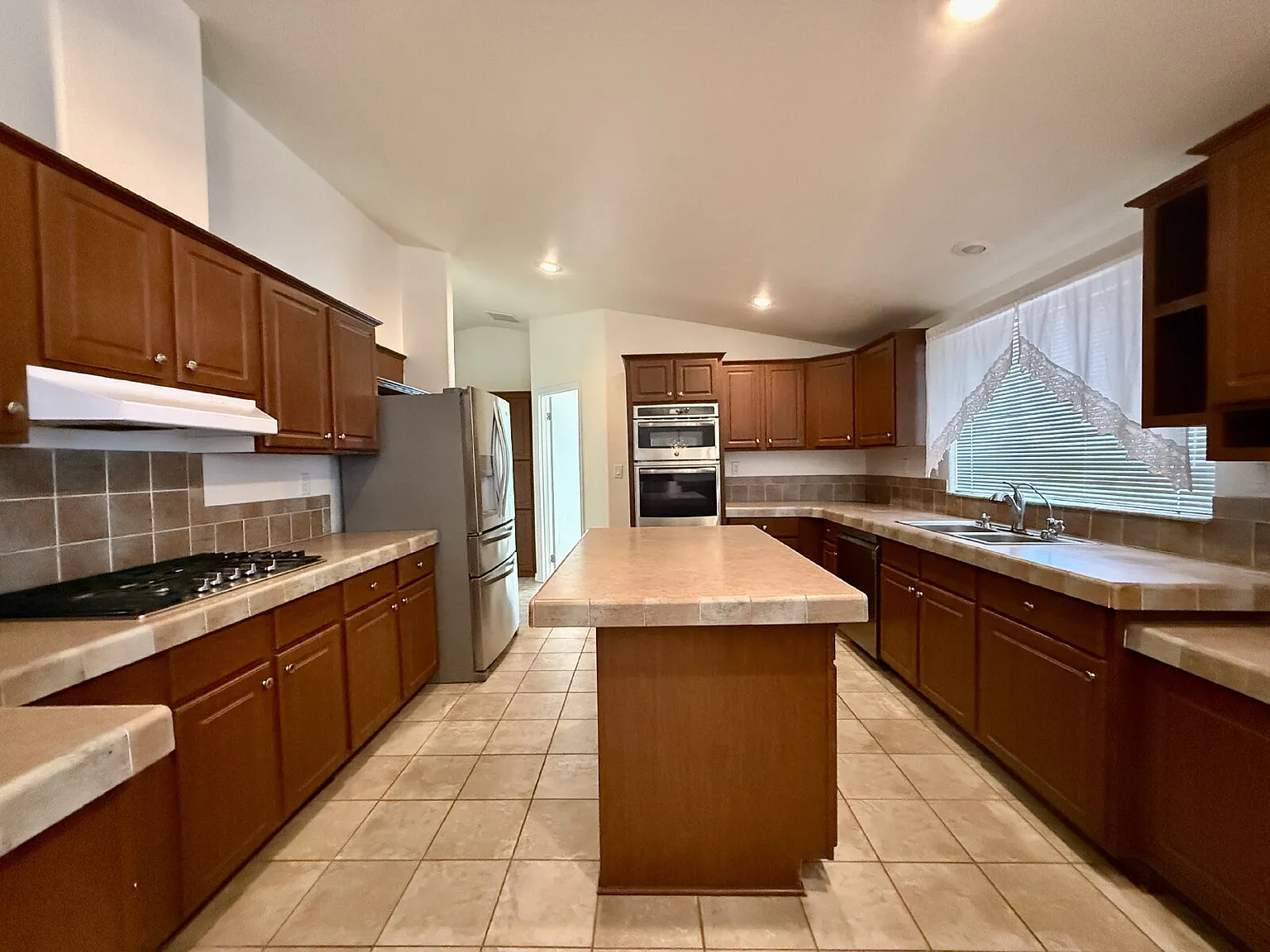 3 bed, 3.0 bath, 1744 sqft, $1,700 — Photo 4