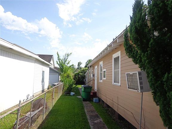 3rd image of 3842-46 Roman St