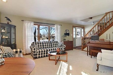 3rd image of 907 Summerfield Dr