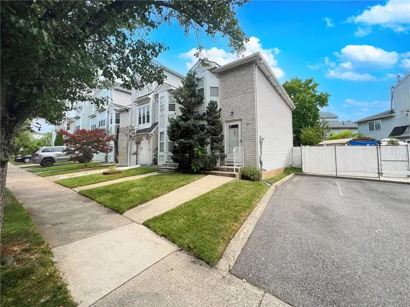 49 Anaconda St, Staten Island, NY 10312