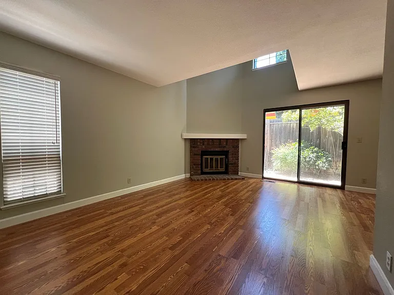 1201 W Parr Ave — Photo 4