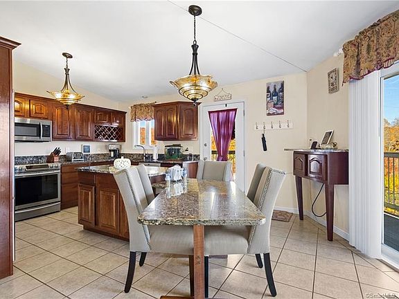 5th image of 15 Hickory Hill Ln