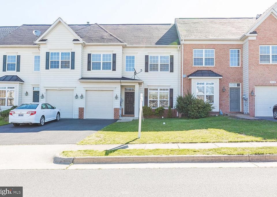 1st image of 204 London Downs Cir