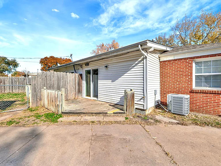 1937 N Garland Ave — Photo 20