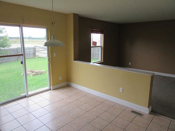 3rd image of 907 Drayson Dr