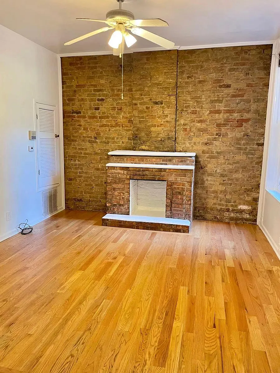 Building Photo - 2121 N Sheffield Ave #1-E