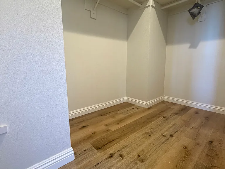 10725 Wallingford Rd — Photo 33