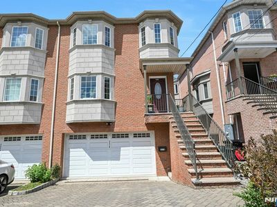 221 10th St #B, Palisades Park, NJ, 07650