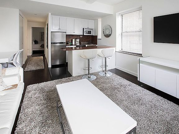 4th image of 150 W 51st St APT 1110