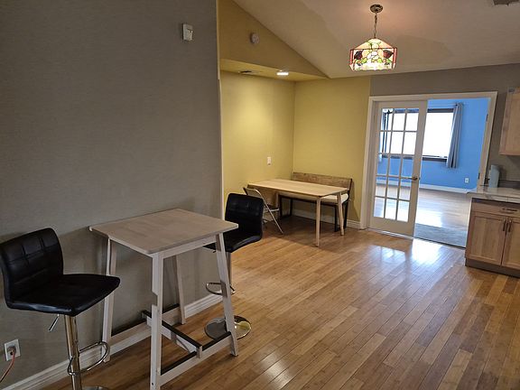 Breakfast bar and dining nook