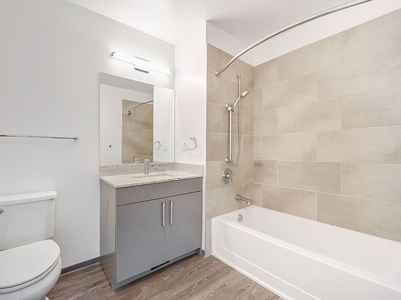 5th image of 2812 W Fullerton Ave #3