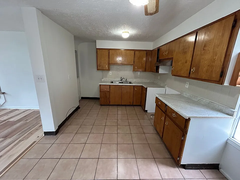 14018 Cayuga Ct