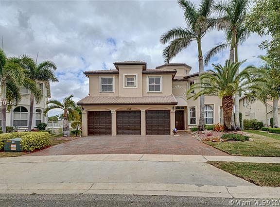 Live the Dream in this 6.5.1 Stunning Lakefront Pool Home!