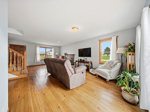 5th image of 300 Forest Dr