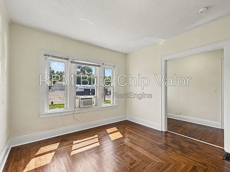 1832 Woodlawn Ave — Photo 8