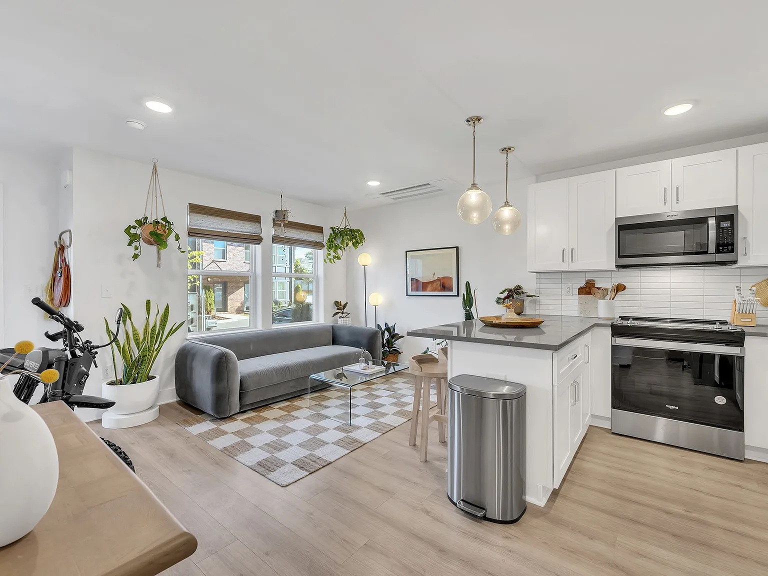 1 bed, 1.5 bath, 996 sqft, $1,795 — Photo 3