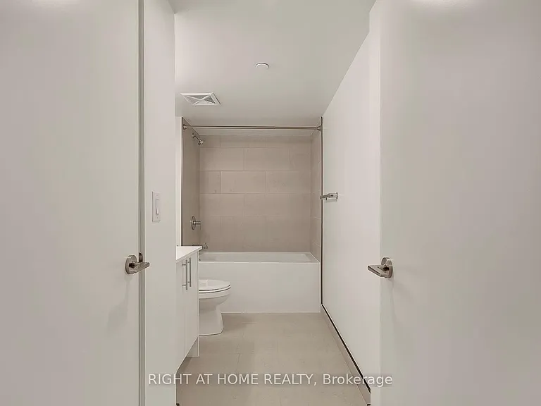 3 Strathgowan Ave #301 — Photo 14
