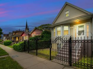 8204 S Brandon Ave, Chicago, IL 60617