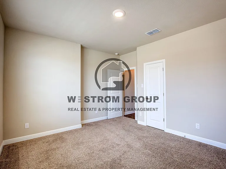 820 Greenford Mnr — Photo 32