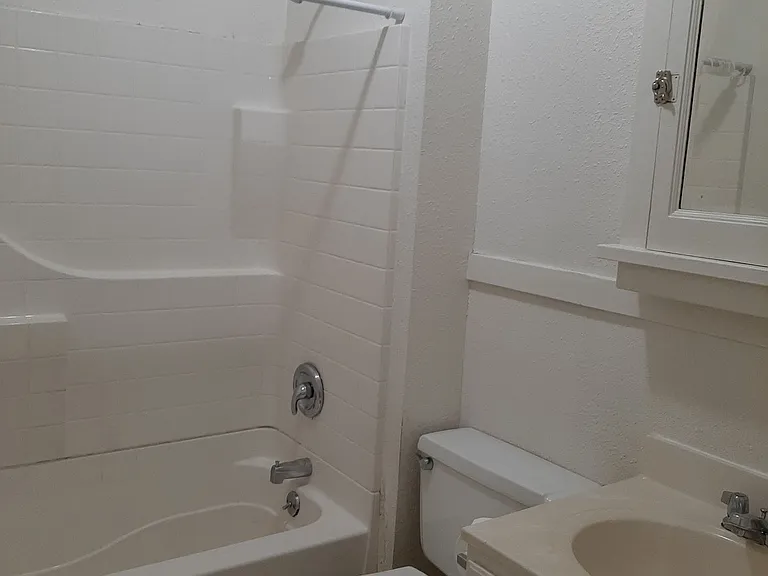 College Housing - 4 bedrooms — Photo 23