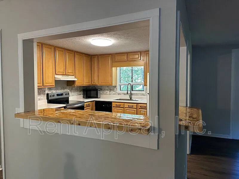3 bed, 2.0 bath, 1832 sqft, $2,095 — Photo 3