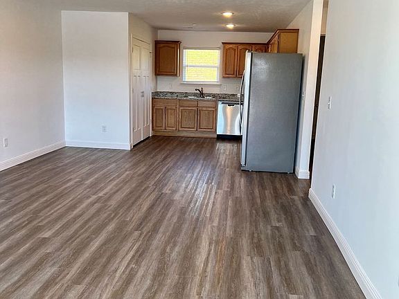 3rd image of 22 Hilltop Ln