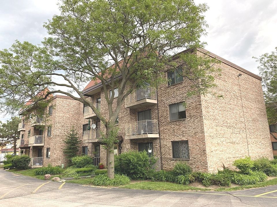 1st image of 5406 Chateau Dr #6