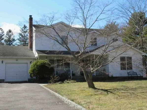 68 Oregon Ave, Medford, NY 11763