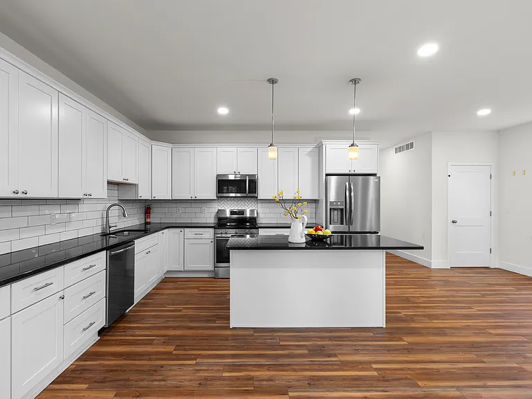 435 Hiscock St — Photo 8