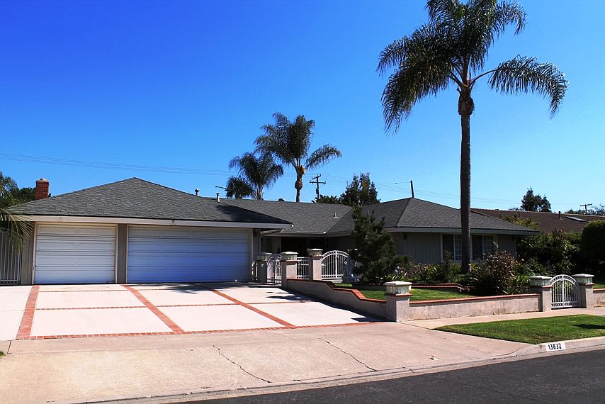 3 car garage+big driveway