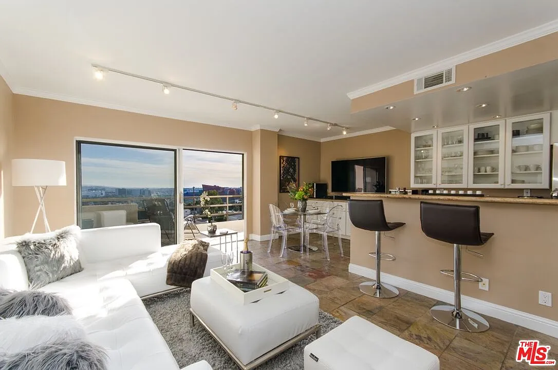 1 bed, 2.0 bath, 741 sqft, $4,800 — Photo 2