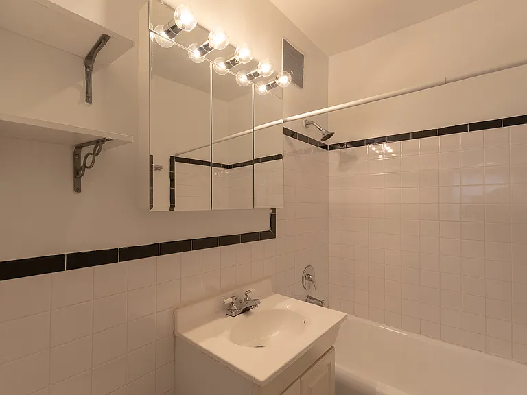 426 W. Surf — Photo 8