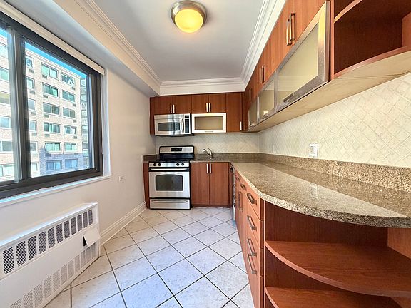 5th image of 135 W 96th St APT 10H