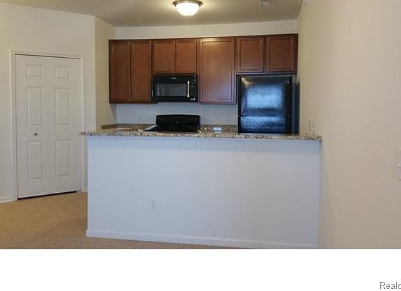 3rd image of 1015 E Summerfield Gln