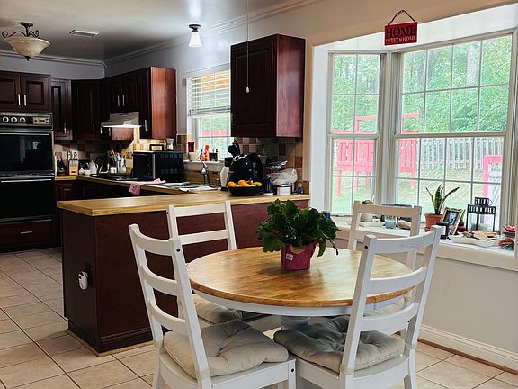 Kitchen breakfast area with bay window