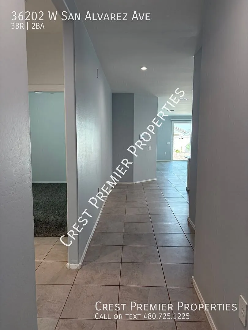 San Alvarez — Photo 2