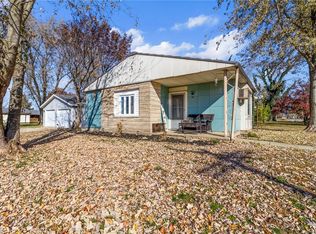 500 W Monroe Ave, Farina, IL 62838