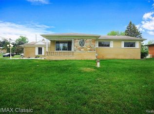 8251 Fox Bay Dr, White Lake, MI 48386