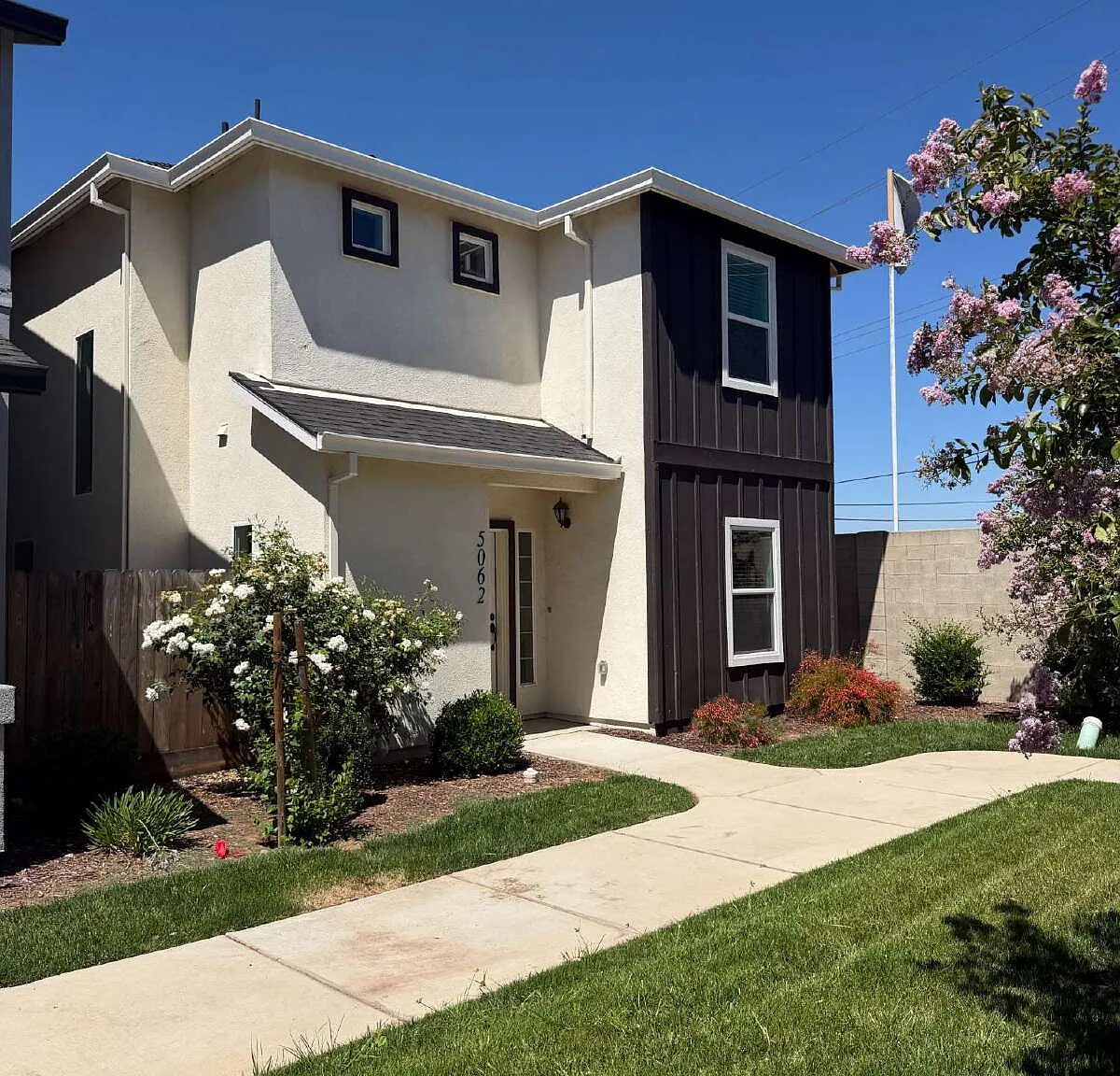 4 bed, 3.0 bath, 1874 sqft, $2,380 — Photo 2