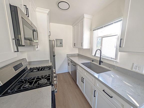 5th image of 922 Hilldale Ave #1